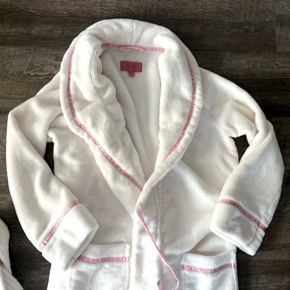 NEW Victorias Secret long cozy & warm robe, never worn, white, size M